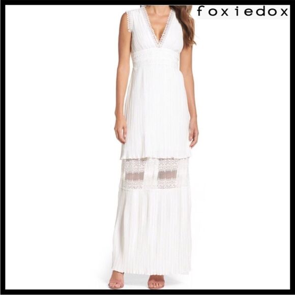 foxiedox Dresses & Skirts - Foxiedox White Lace Maxi Dress - Size M